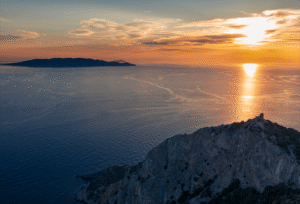 Monte Argentario tramonto estivo con vista su isola giglio