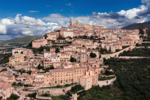 Trevi in autunno arrivo temporale sulla città